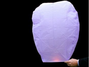 Lanterne volanti colore viola: Una serata con le lanterne volanti, in villa, in giardino, in spiaggia, in montagna, sul campo del calcio, a scuola o in piazza sarà una serata indimenticabile