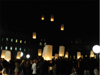 Lanterne volanti alla Reggia venaria Reale Torino, una festa aziendale con 400 lanterne volanti Thai