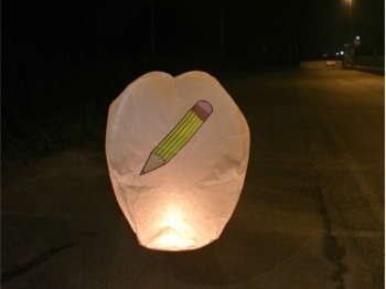 la lanterna volante personalizzata per la solidarietà: "Je suis Charly"