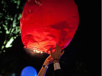 Il lancio delle lanterne volanti dopo cena sul prato della villa: indimenticabile. Lanterne Volanti luminosi, Sicure e facile, con manuale  e pronto per l'uso, certificate e biodegradabili