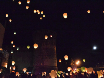 La festa del comune, la sagra, la festa aziendale, le nostre lanterne volanti fanno sempre bella figura. Professioniste scelgono le nostre lanterne volanti luminose, non è per caso che siamo da sempre in prima posizione sulle macchine di ricerca