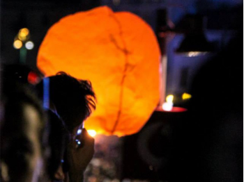 Lanterna volante arancione: Le nostre lanterne volanti pronto per l’uso, facile da usare, per un anniversario, un matrimonio, una laurea