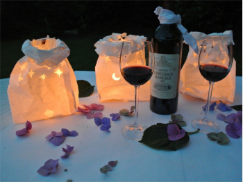 Le lanterne volanti e i sacchetti portacandele rendono uniche la serata