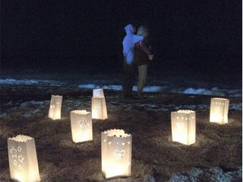 Sacchetti luminosi di carta per una serata in spiaggia con amici e le lanterne volanti