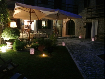 Sacchetti luminosi di carta per una serata in giardino con amici