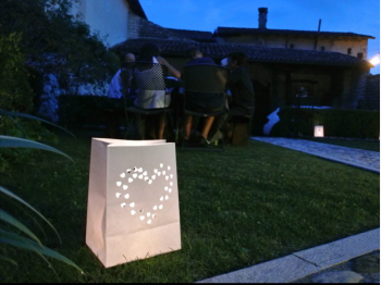 Sacchetti luminosi di carta per una serata in giardino con amici