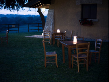 Sacchetti luminosi porta candele per illuminare il giardino