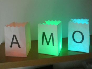 Un paio di idee su che cosa fare i sacchetti portacandele luminosi di carta di riso