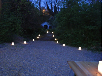 Sacchetti luminosi di carta per una serata in giardino con amici