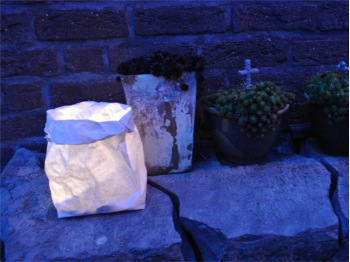 Sacchetti luminosi porta candele per illuminare il giardino