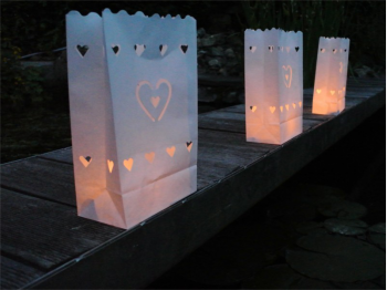 Sacchetti luminosi di carta per una serata in giardino con amici