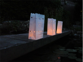 Le lanterne volanti e i sacchetti portacandele rendono uniche la serata