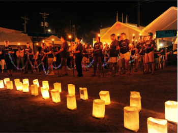 Sacchetti luminosi di carta per una serata in giardino con amici