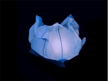 lanterne galleggiante piccola a forma di ninfea fiore di loto, per la piscina, laghetto o anche da appoggiare per terra o in tavola, facile da usare, apri, pieghi, inserisci la candela e la fai galleggiare sull'acqua, candela compresa, colore azzurro