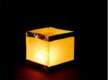 Lanterna d'aqua di carta di riso, modello quadrato piccola, candela compresa, bordo in argento, facile da usare, per il laghetto, piscina, fiume o mare, anche da appoggiar e per terra o in tavola