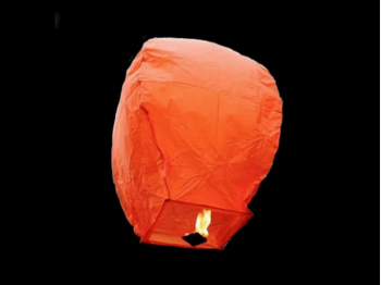 La lanterna volante mini  di colore arancione molto facile da usare, carta resistente e combustibile già montato e forte, vola in attimo, certificata, ignifuga e biodegradabile