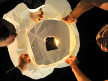 witte wensballonnen speciaal voor ceremonies en bruiloften in de vorm van een hete luchtballon, klassiek model, perfect ook voor elk willekeurig ander feest, klaar voor gebruik, brandwerend en biologisch afbreekbaar papier