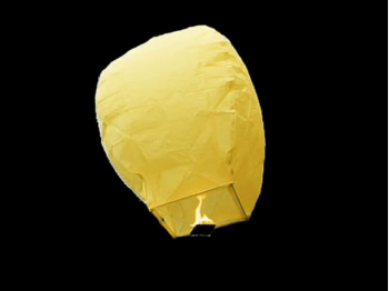 La lanterna volante mini  di colore gialla molto facile da usare, carta resistente e combustibile già montato e forte, vola in attimo, certificata, ignifuga e biodegradabile