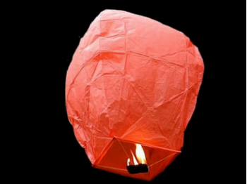 La lanterna volante mini  di colore rossa molto facile da usare, carta resistente e combustibile già montato e forte, vola in attimo, certificata, ignifuga e biodegradabile