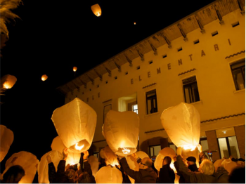 Le lanterne luminosi volanti volano fino a 600 - 800 metri di altezza, poi si spengono, usate con buon senso non possono essere causa di un incendio, quando tornano a terra sono già spenteper