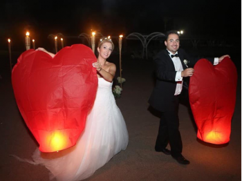 Lanterna Volante rossa grande a forma di cuore: Le nostre lanterne volanti pronte per l’uso, facile da usare, per un anniversario, un matrimonio, una laurea o qualsiasi altra festa, certificata, ignifuga e biodegradabile