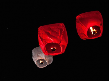 Lanterna Volante rossa a forma di mongolfiera: Le nostre lanterne volanti pronte per l’uso, facile da usare, per un anniversario, un matrimonio, una laurea o qualsiasi altra festa, certificata, ignifuga e biodegradabile