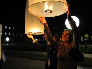 Lanterna Volante Bianca Thai tubolare: Le nostre lanterne volanti pronte per l’uso, facile da usare, per un anniversario, un matrimonio, una laurea o qualsiasi altra festa, certificata, ignifuga e biodegradabile