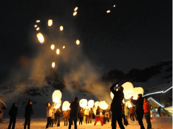 Una serata con le lanterne volanti, in villa, in giardino, in spiaggia, in montagna, sul campo del calcio, a scuola o in piazza sarà una serata indimenticabile
