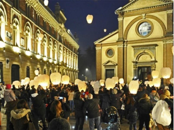 Le lanterne volanti sono come piccole mongolfiere, scrivi il tuo desiderio sulla lanterna volante e falla volare!