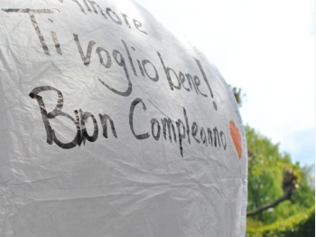 Dikke stift speciaal voor het beschrijven van wensballonnen, dikke punt om te voorkomen dat het papier geperforeerd wordt. Schrijf je wens of je boodschap op de vliegende lantaarn en laat hem vliegen.