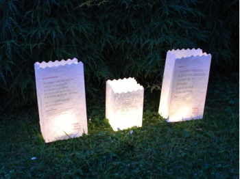 Sacchetti luminosi di carta per una serata in giardino con amici