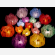 Le lanterne galleggianti luminosi di carta di riso in colori e misure diverse, grandi e piccoli a forma di fiore di loto